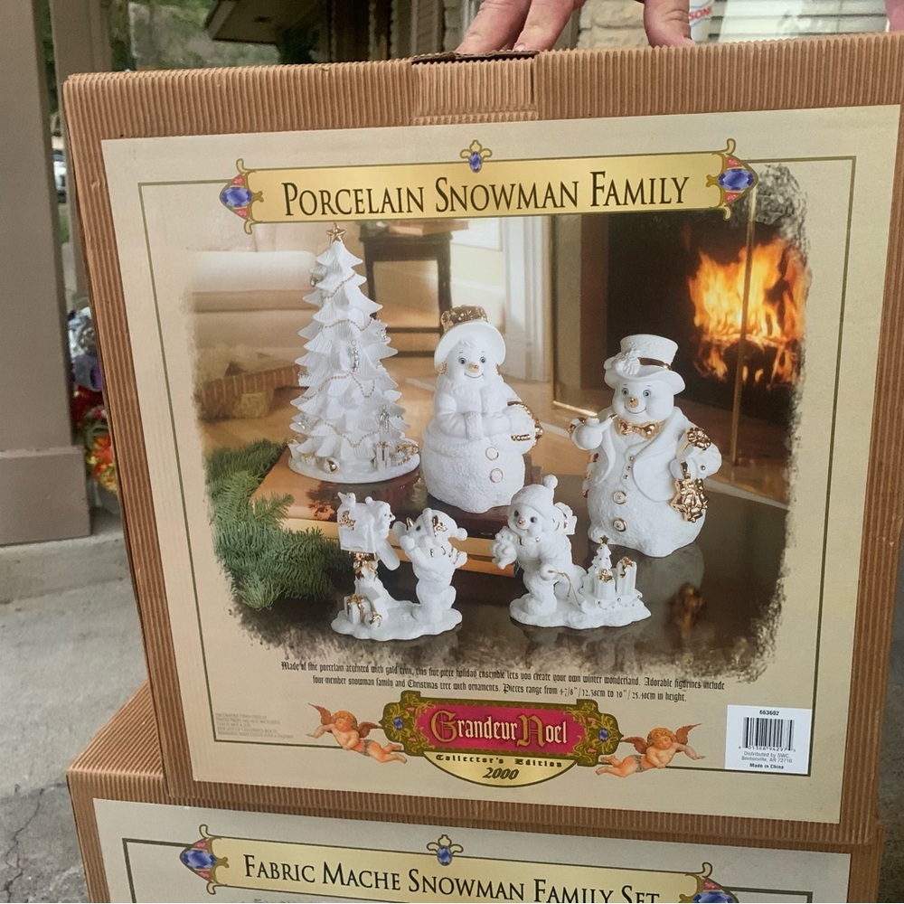 GRANDEUR NOEL 2000 EDITION WHITE PORCELAIN SNOWMAN FAMILY